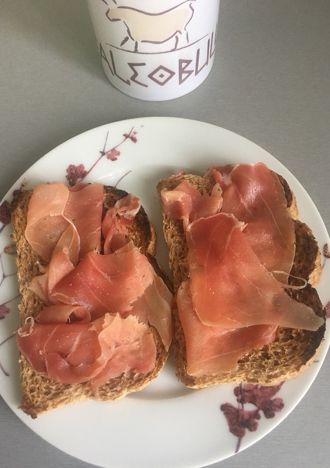 Una foto de Tostadas con jamón