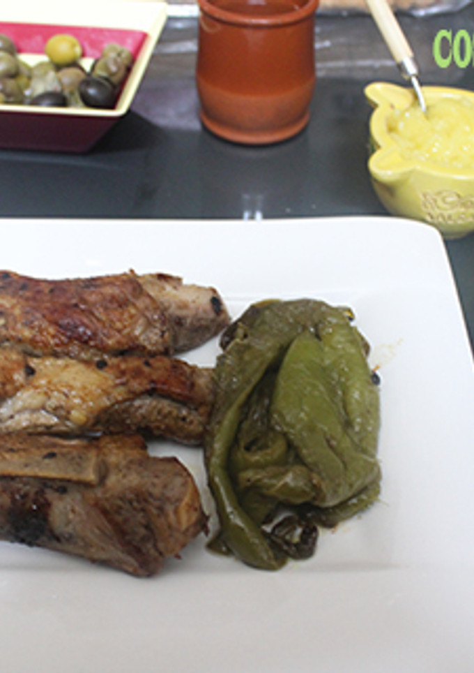 Una foto de Costillas de cerdo con pimientos y patatas