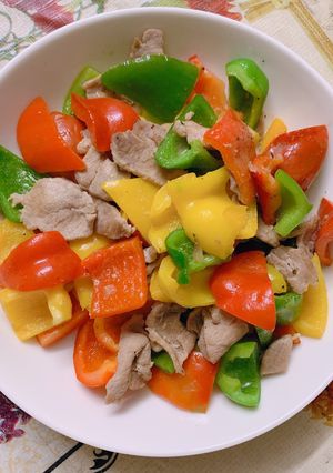 Hình của món Ớt chuông xào thịt heo.