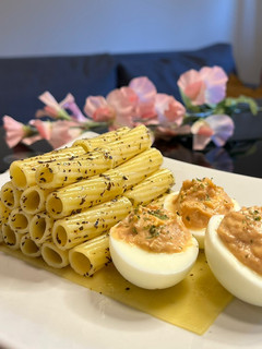 Una foto de Rigatoni con aroma de albahaca y huevos rellenos de atún