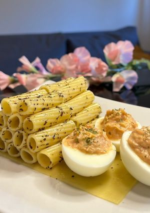 Una foto de Rigatoni con aroma de albahaca y huevos rellenos de atún