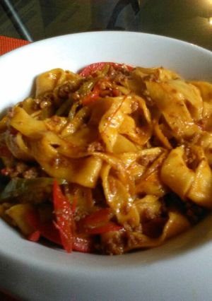 Una foto de Papardelle con salsa bolognesa y anchoa