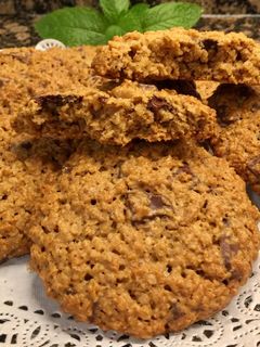 Una foto de Cookies de avena integral y chocolate, sin gluten, sin lactosa