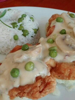 Una foto de Pollo en Salsa Bechamel con Almendras y Champiñones 🍄