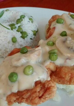 Una foto de Pollo en Salsa Bechamel con Almendras y Champiñones 🍄