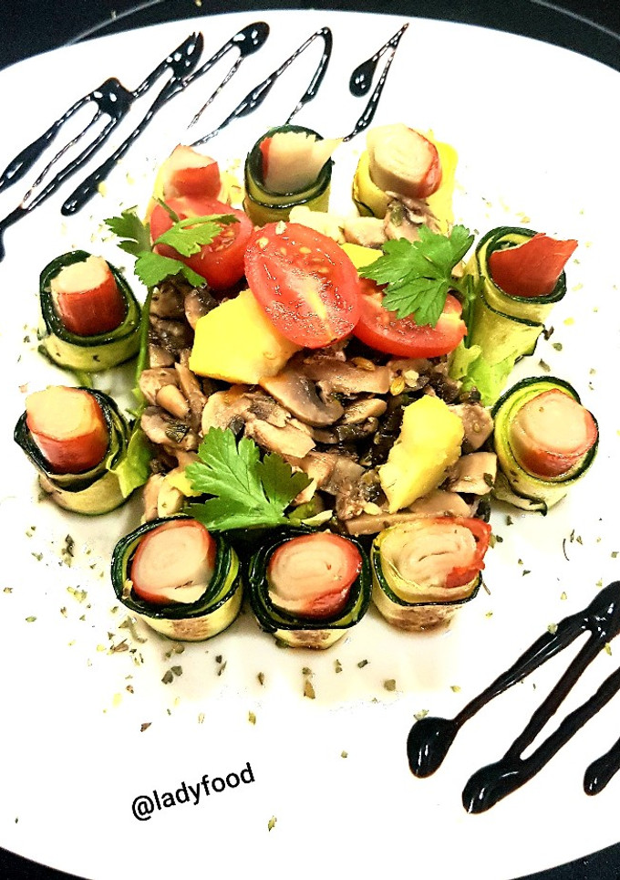 Una foto de 🥒🦀Rollitos de calabacín rellenos de surimi🦀