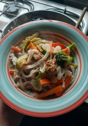 Una foto de Fideos de arroz con pollo y verduras