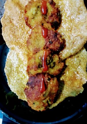 A picture of Methi palak kababs with aloo papad.