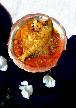 পমফ্রেট মাছের তেল ঝাল (Pomfret macher tel jhal recipe in Bengali) রেসিপির প্রধান ছবি