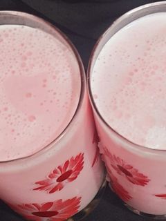 रूह अफजा शेक (Roohafza milkshake in hindi) रेसिपी मुख्य फोटो