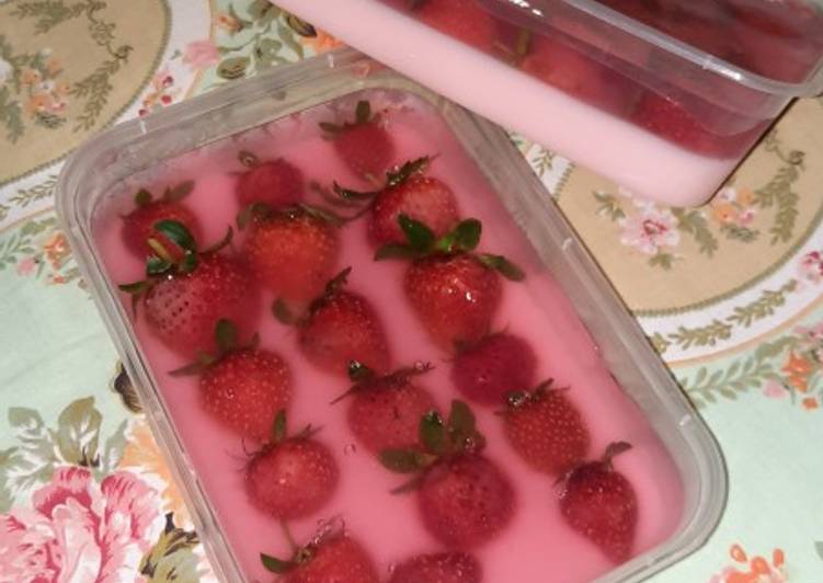 Puding strawberry simpel