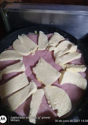 Una foto de Tortilla rellena de jamón y queso