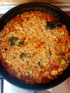 Una foto de Paella con pollo y brócoli 🥦🤤