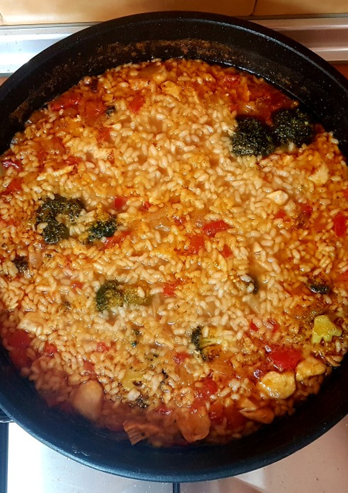 Una foto de Paella con pollo y brócoli 🥦🤤