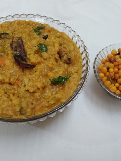 बिसीबेले भात (Bisibele bhat recipe in marathi) रेसिपी चे मुख्य फोटो