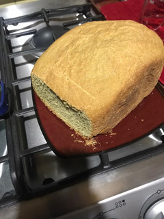 Una foto de Pan Jania de arroz y matcha en máquina de pan