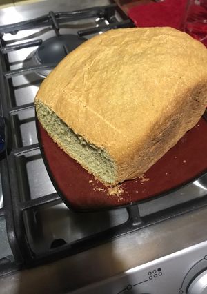 Una foto de Pan Jania de arroz y matcha en máquina de pan