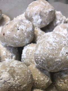 A picture of Snowballs (Italian wedding cookies).