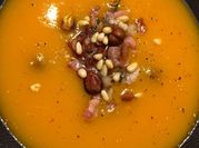 Une photo de pommes de terre lardons