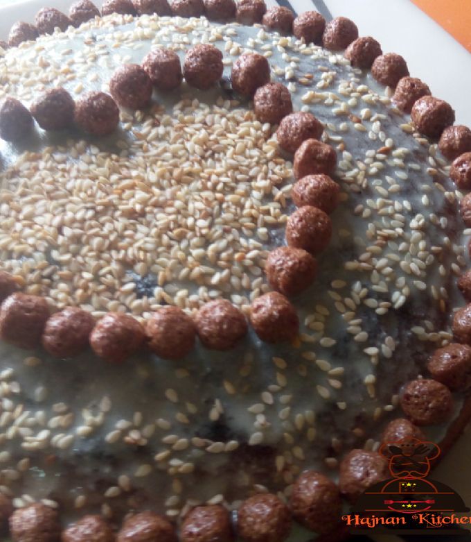 A picture of Carrot cake with sesame.