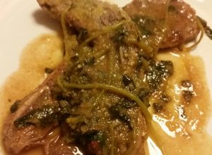 Una foto de Costillas de Res con Chile y Verdolagas a mi manera