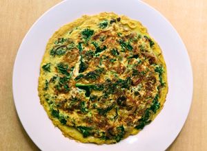 Una foto de Tortilla de kale o col rizada y cebolla 💚 muuuy fácil y nutritiva 💚