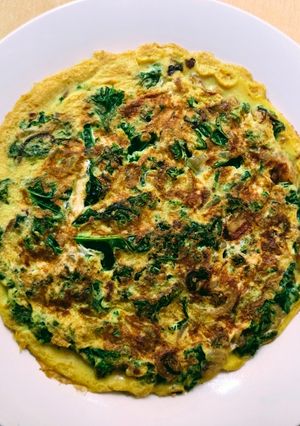 Una foto de Tortilla de kale o col rizada y cebolla 💚 muuuy fácil y nutritiva 💚