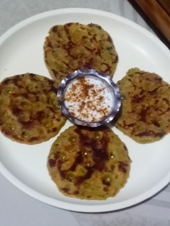 વેજીટેબલ થાલીપીઠ (Vegetable Thalipeeth Recipe In Gujarati) રેસીપી મુખ્ય ફોટો