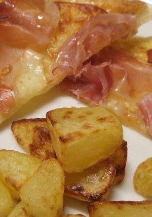 A picture of Speck and scamorza triangle puffs.