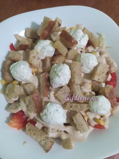 Фото Салат з куркою і сирними кульками.