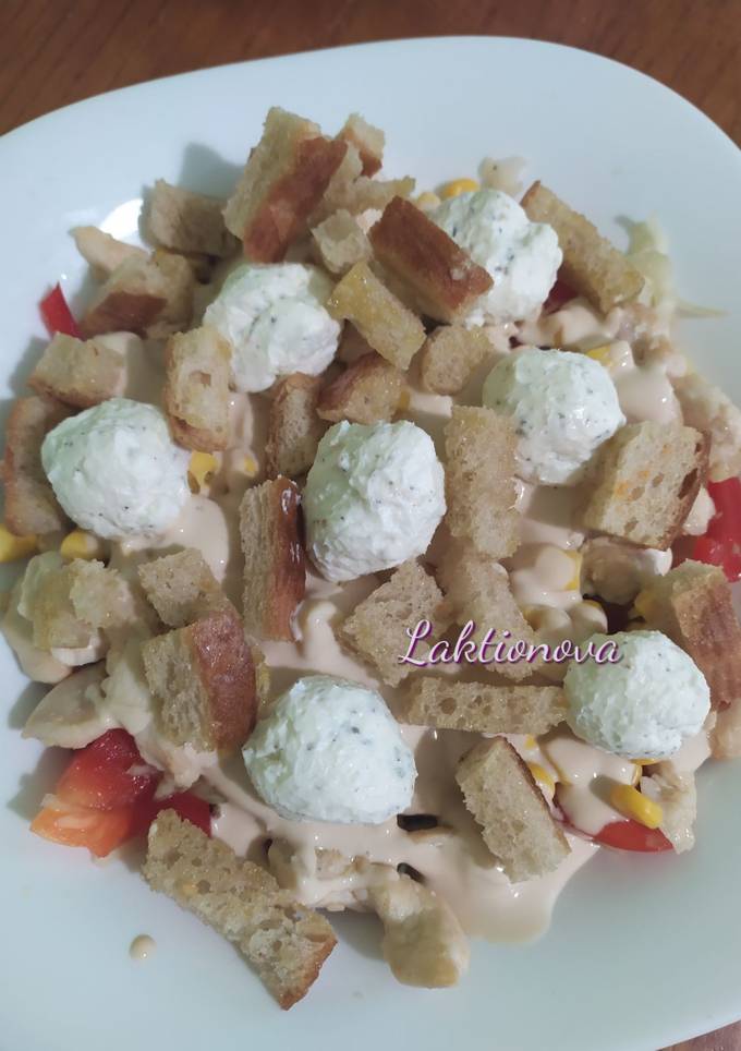 Салат з куркою і сирними кульками