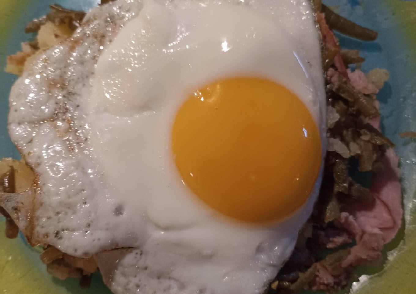 Œuf sur le plat, pommes de terre, haricot vert, bacon