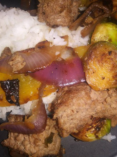 Una foto de Albóndigas con brussels sprouts y arroz blanco