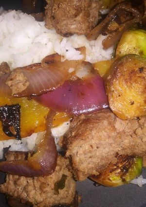 Una foto de Albóndigas con brussels sprouts y arroz blanco