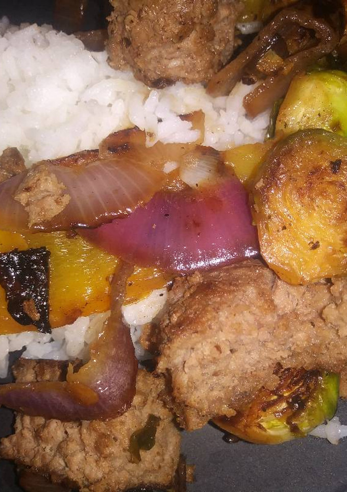 Una foto de Albóndigas con brussels sprouts y arroz blanco