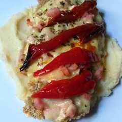 Una foto de Milanesa de Carne con Jamón, Queso y Morrón