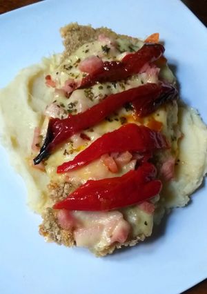 Una foto de Milanesa de Carne con Jamón, Queso y Morrón