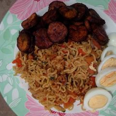 A picture of Indomie jollof wit plantain.