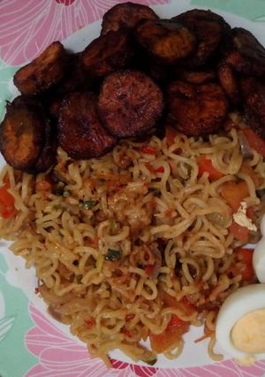 A picture of Indomie jollof wit plantain.