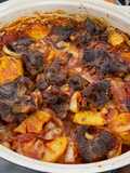 Carne al forno con patate e sugo di pomodoro