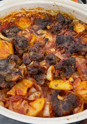 Foto di Carne al forno con patate e sugo di pomodoro