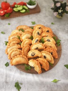 صورة لوصفة فطائر مقلية بحشوة اللحمة والجبنة (تويتات كما يسميها أهل الشام القدماء) 😍🥟🥟