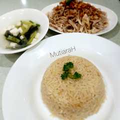A picture of Hainanese Chicken Rice (Nasi Ayam Hainan).