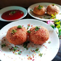 A picture of Paneer stuffed bread cutlet.