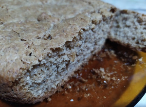 Una foto de Pan integral con miel en panetera (tamaño pequeño)