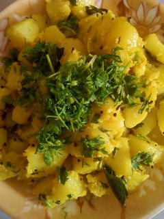 उकडलेल्या बटाट्याची भाजी (Ukadlelya batatyachi bhaji recipe in marathi) रेसिपी चे मुख्य फोटो