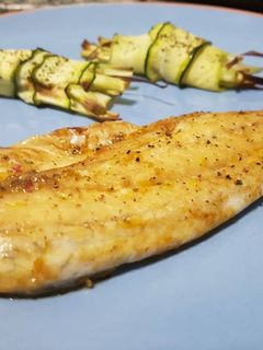 Una foto de Lubina al horno con jugo de mandarina