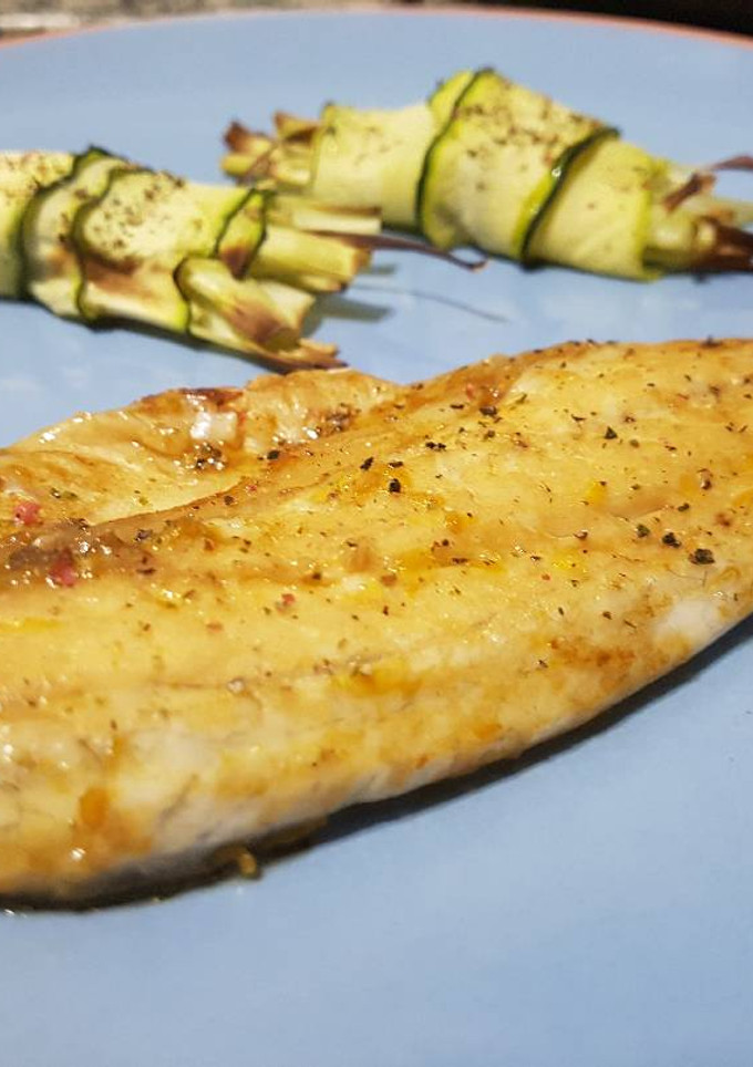 Una foto de Lubina al horno con jugo de mandarina