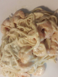 Una foto de Espaguetis con camarones en salsa Alfredo