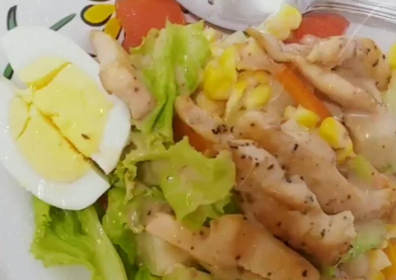 Blackpapper chicken salad with egg